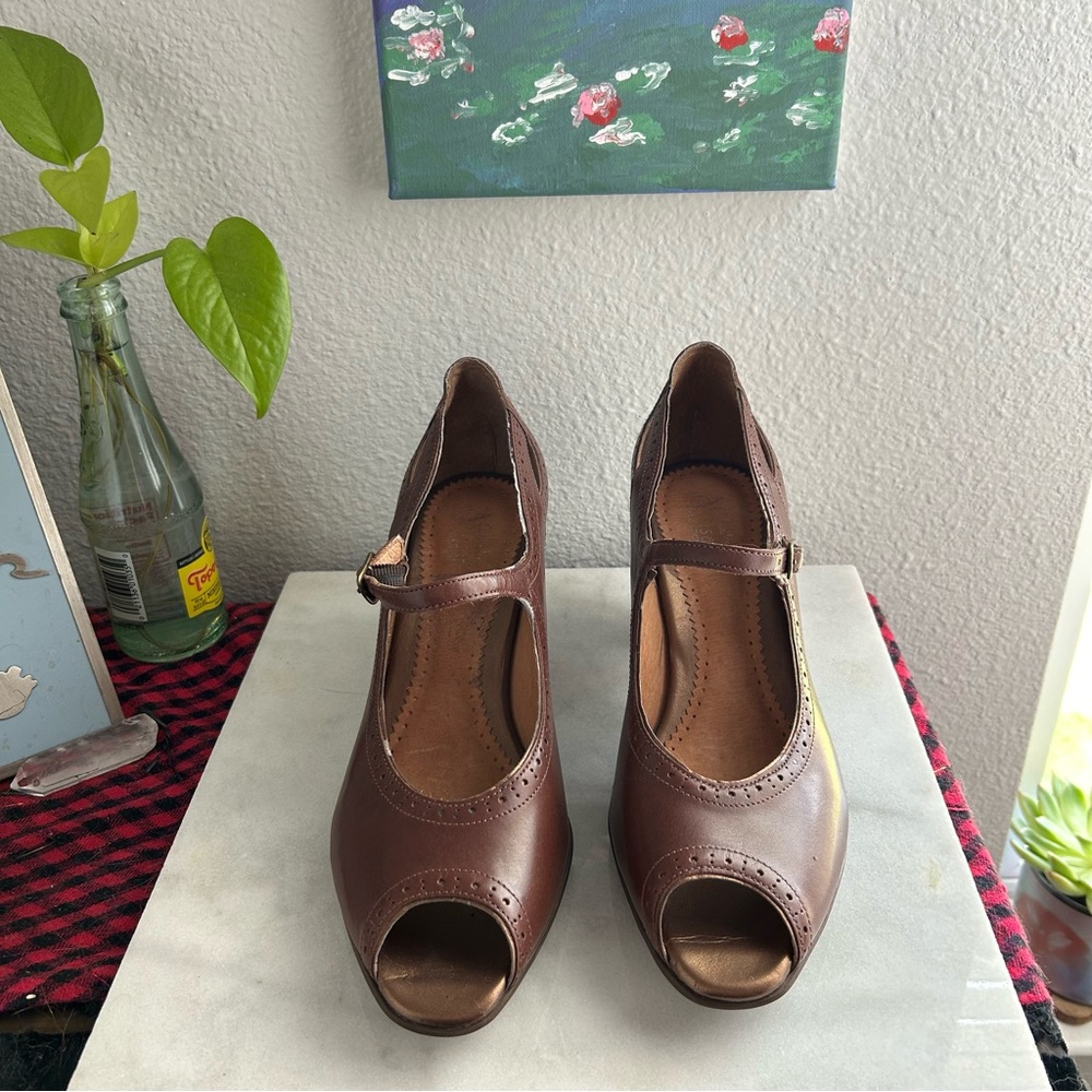 Clark’s Artisan victorian academia brown leather peep toe pumps - Picture 2 of 10